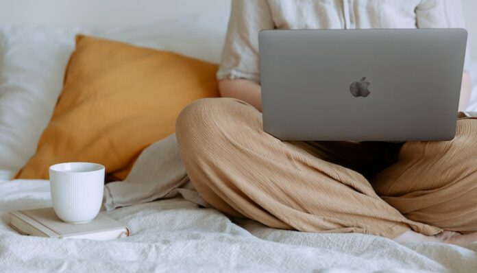 woman-technology-online-learning