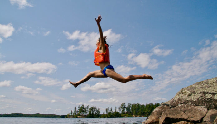 ian-wagg-Y6_i7U4Dyu8-unsplash woman-cliff-jumping