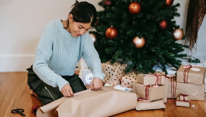 pexels-liza-summer-6348099 early bird shopper holidays