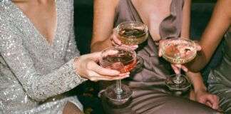 9 Tips To Create The Best Party Invitation This Holiday Season