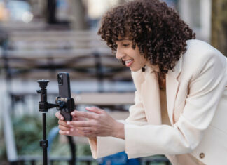 woman online dating safety
