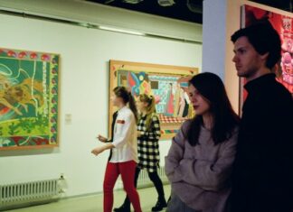 couple-art-gallery-symbolism