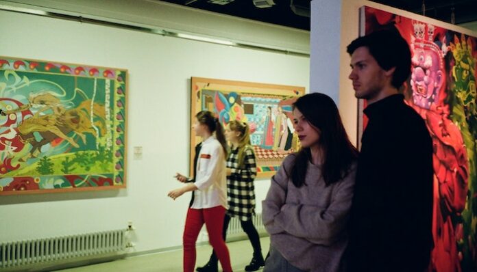 couple-art-gallery-symbolism