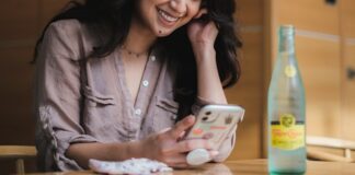 The 20 ‘Golden Rules’ Of Using Technology In A Relationship woman-relationship-technology