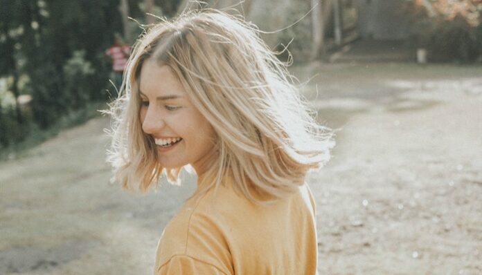 gian-cescon-00ByEXKcSkA-unsplash woman-successful