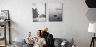 4 Tips For Dating People From Different Backgrounds couple-dating-taking-selfie-different-backgrounds