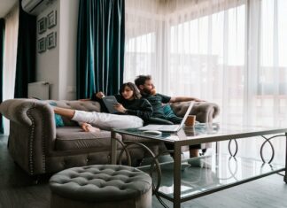5 Fun Ways To Reconnect With Your Spouse After A Stressful Day