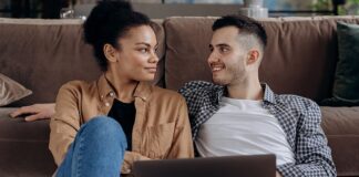 How To Communicate Effectively & Work As A Team In Your Relationship