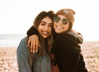 two-women-friendship