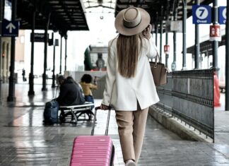 woman-flying-airport