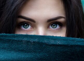 What the Eyebrow Flash Really Means eyebrow-flash