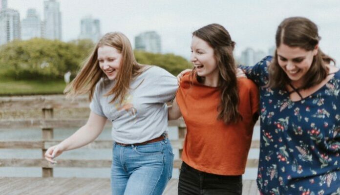 priscilla-du-preez-mKJUoZPy70I-unsplash family-friends