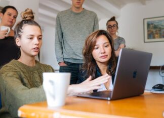 People Focused on Four Day Work Week