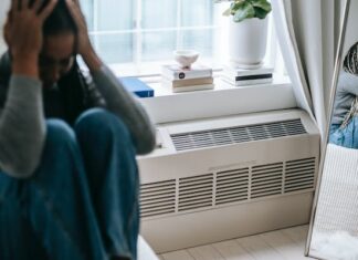 6 Signs You Have An Anxious Attachment Style & How It Affects Your Relationships