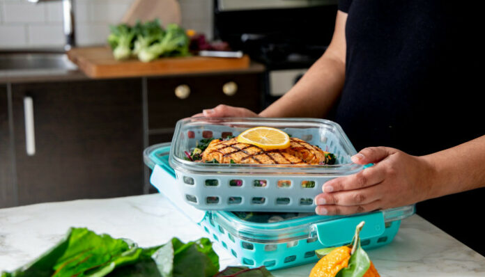 ello-lQ2xKy3UHHI-unsplash Woman Meal Prepping