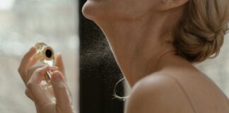 Tips for Matching Your Perfume To Your Makeup Woman Using Perfume