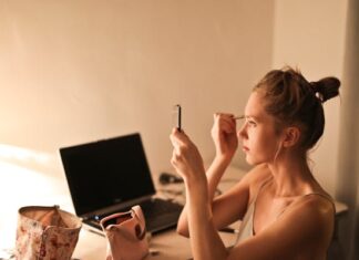 Applying Makeup Beauty Tips