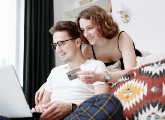 How To Openly & Effectively Discuss Finances With Your Partner