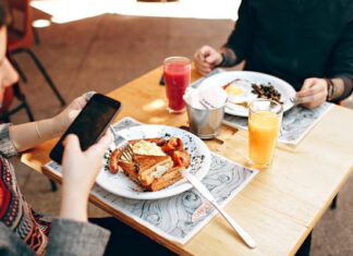How To Avoid Overeating While On Semaglutide Couple Eating Out While Woman Takes Semaglutide