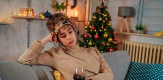 5 Tips and Tricks for Surviving the Holidays Alone as a Single Parent Woman Alone on Christmas as Single Parent