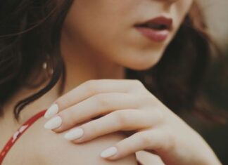 I Switched From Dip To Gel Nail Polish & I’m So Glad I Did Woman with gel nails