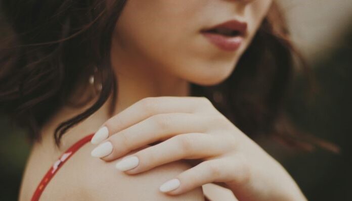 oleg-ivanov-Mtpp_yuq65o-unsplash Woman with gel nails