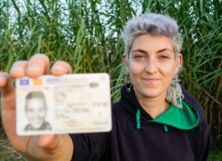 Why ID Scanning Is Now Happening Everywhere Woman holding drivers license