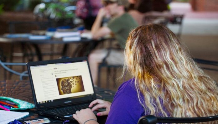michael-s-naeJ0lmTdIg-unsplash (1) (1) studying