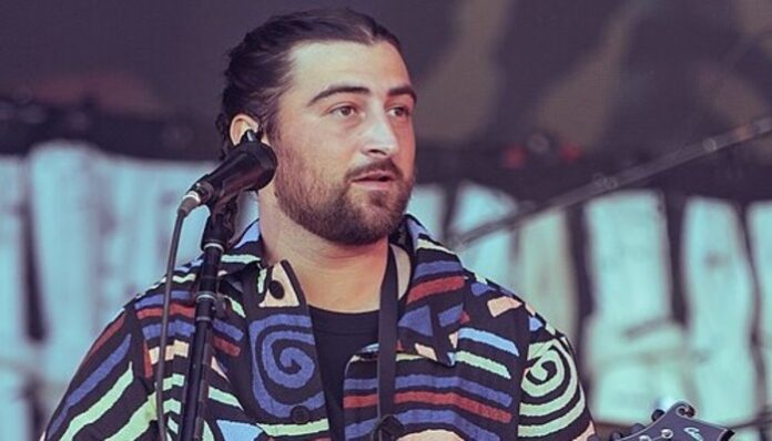 Noah_Kahan_at_Glastonbury_Festival_2025_04_(cropped)_(again) (1) hometown