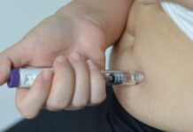Person using Mounjaro GLP-1 and injecting into abdomen