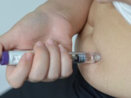 Person using Mounjaro GLP-1 and injecting into abdomen