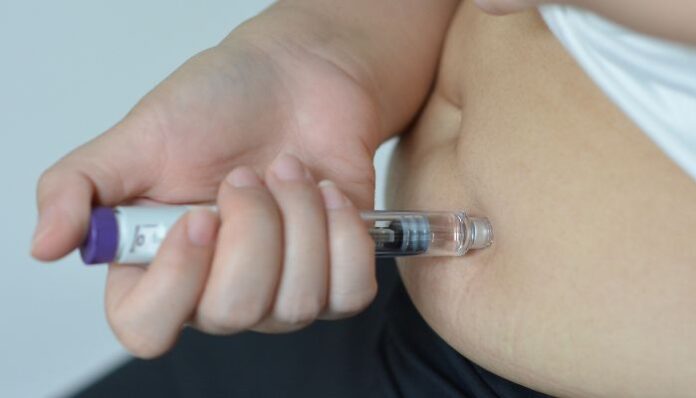 Person using Mounjaro GLP-1 and injecting into abdomen