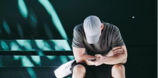 7 Ways To Tell If He’s Sketchy Based Off His Phone Habits